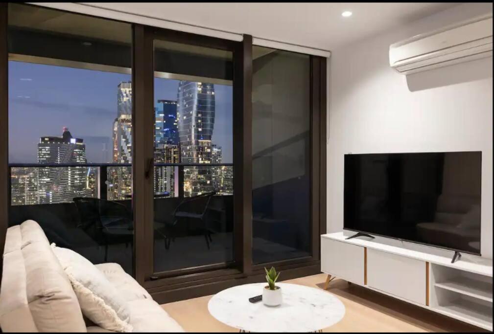 Apartment 13d Stylish Abnb With Local Flair With Free Parking, Tramstop