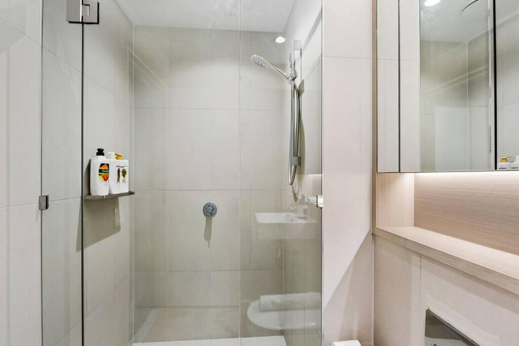 13d Stylish Abnb With Local Flair With Free Parking, Tramstop Melbourne