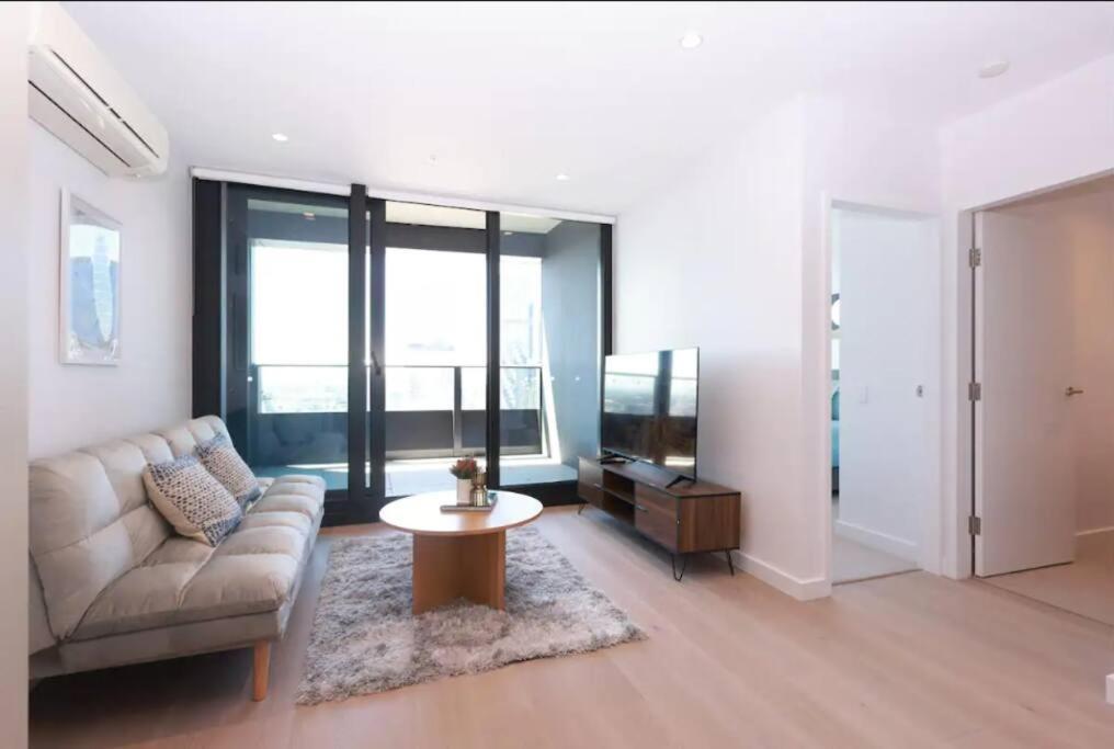 13d Stylish Abnb With Local Flair With Free Parking, Tramstop