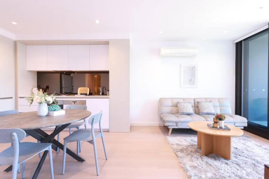 13d Stylish Abnb With Local Flair With Free Parking, Tramstop Apartment *