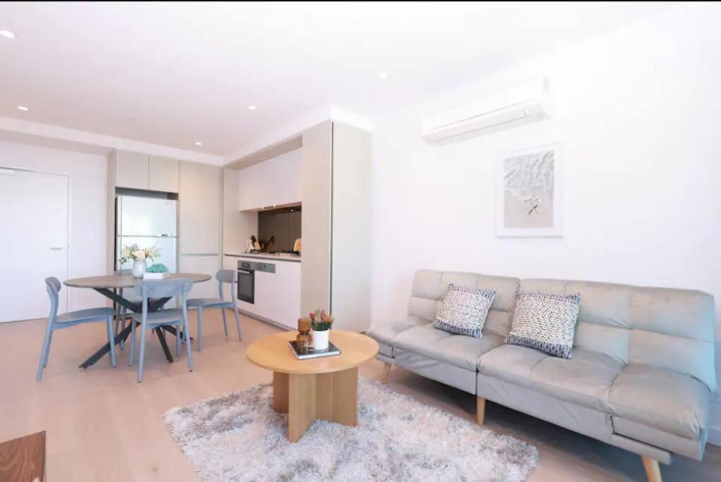 13d Stylish Abnb With Local Flair With Free Parking, Tramstop Apartment