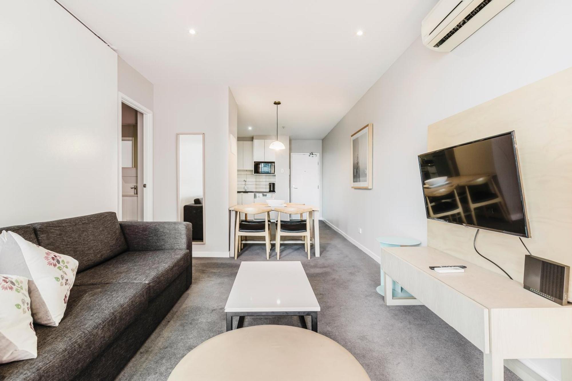 Light Airy Parking Wifi Wfh Walk To Mcec Crown Apartment *