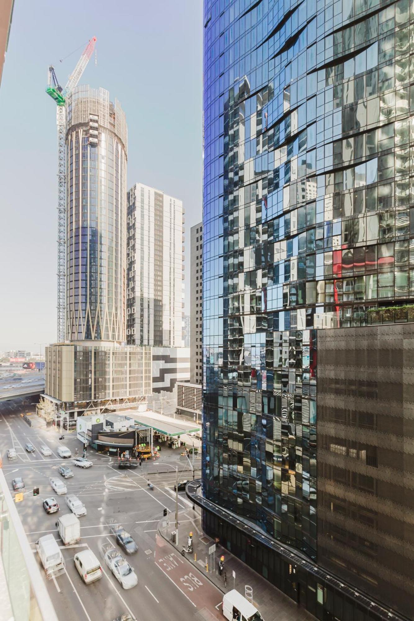 Light Airy Parking Wifi Wfh Walk To Mcec Crown Apartment *
