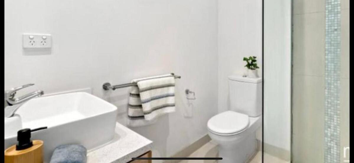 Prima Tower- Two-bedroom With Stunning Views Apartment Melbourne