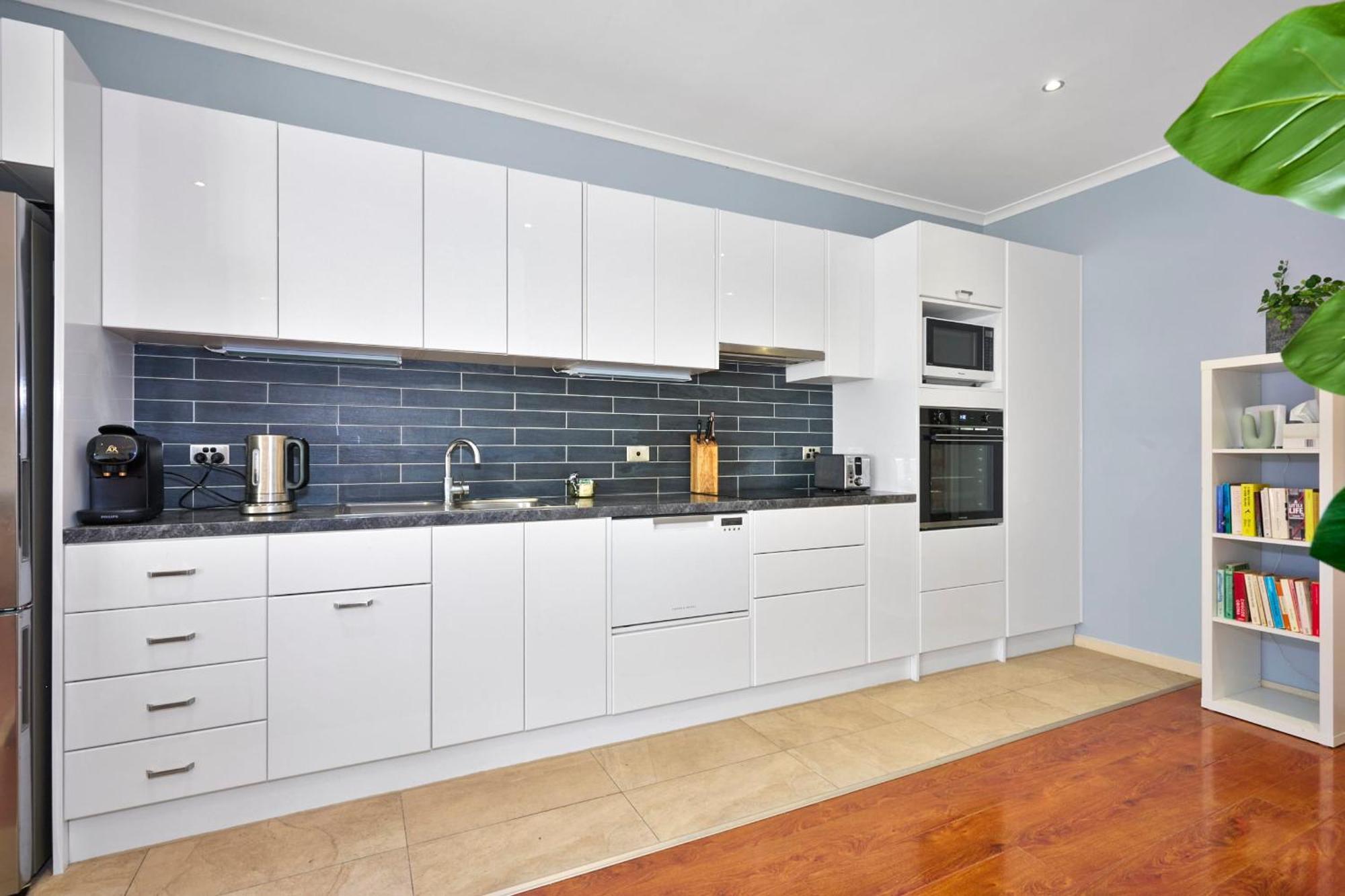 Unique With Pool View Tennis Court & Parking * Melbourne