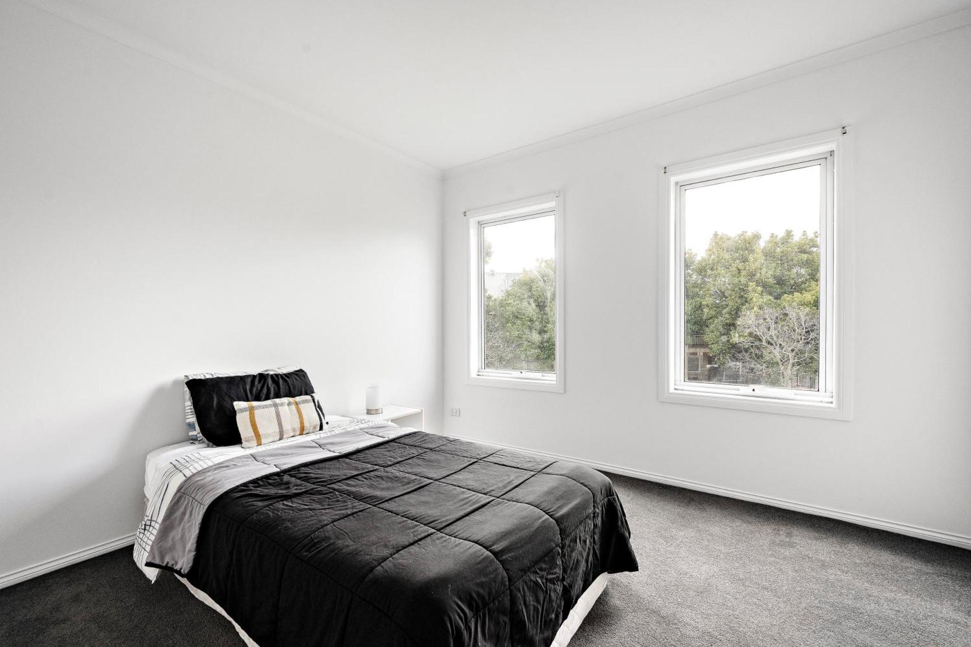Entire 4 Bedroom Townhouse -sleeps 6/7- All Yours