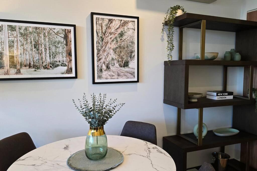 Gorgeous 1 Bed Exec South Yarra With Workspace Apartment *