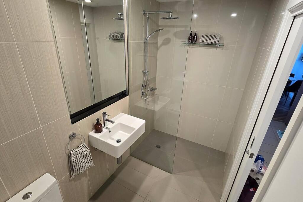 Gorgeous 1 Bed Exec South Yarra With Workspace Apartment Melbourne