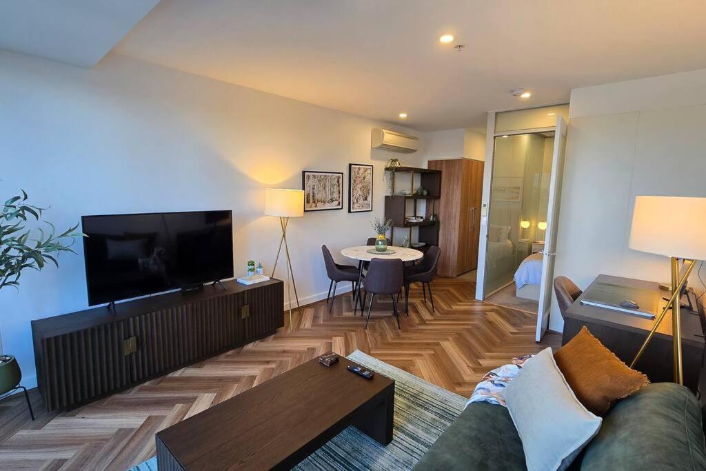 Gorgeous 1 Bed Exec South Yarra With Workspace *