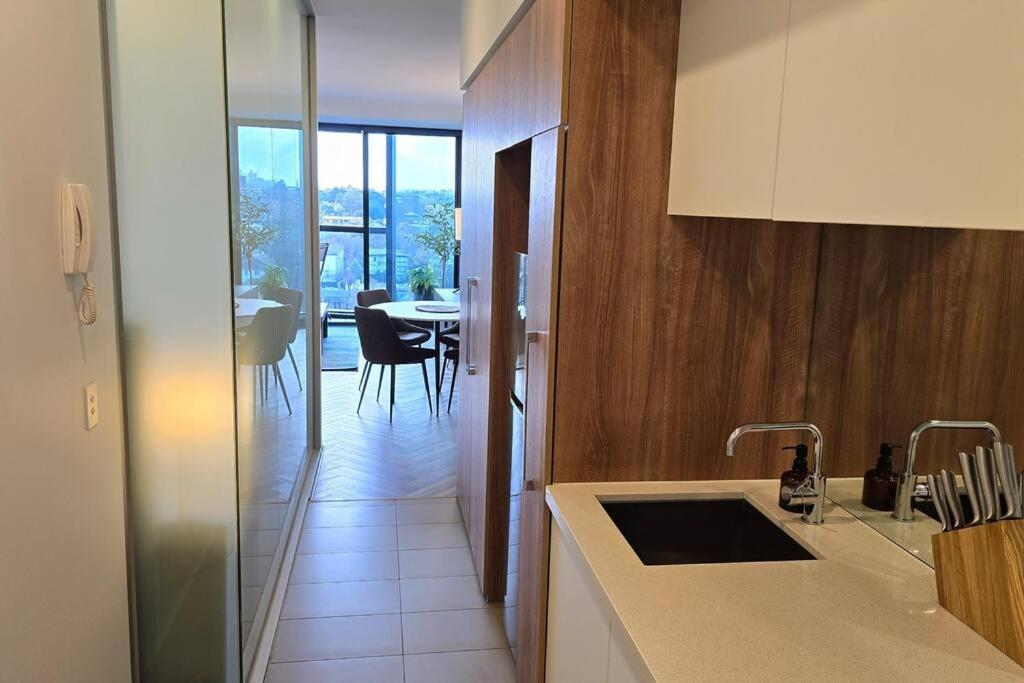 Gorgeous 1 Bed Exec South Yarra With Workspace Apartment *
