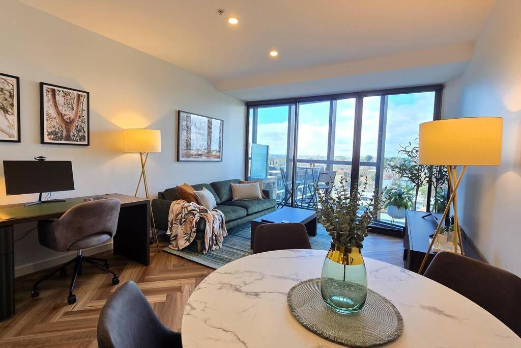 Gorgeous 1 Bed Exec South Yarra With Workspace *