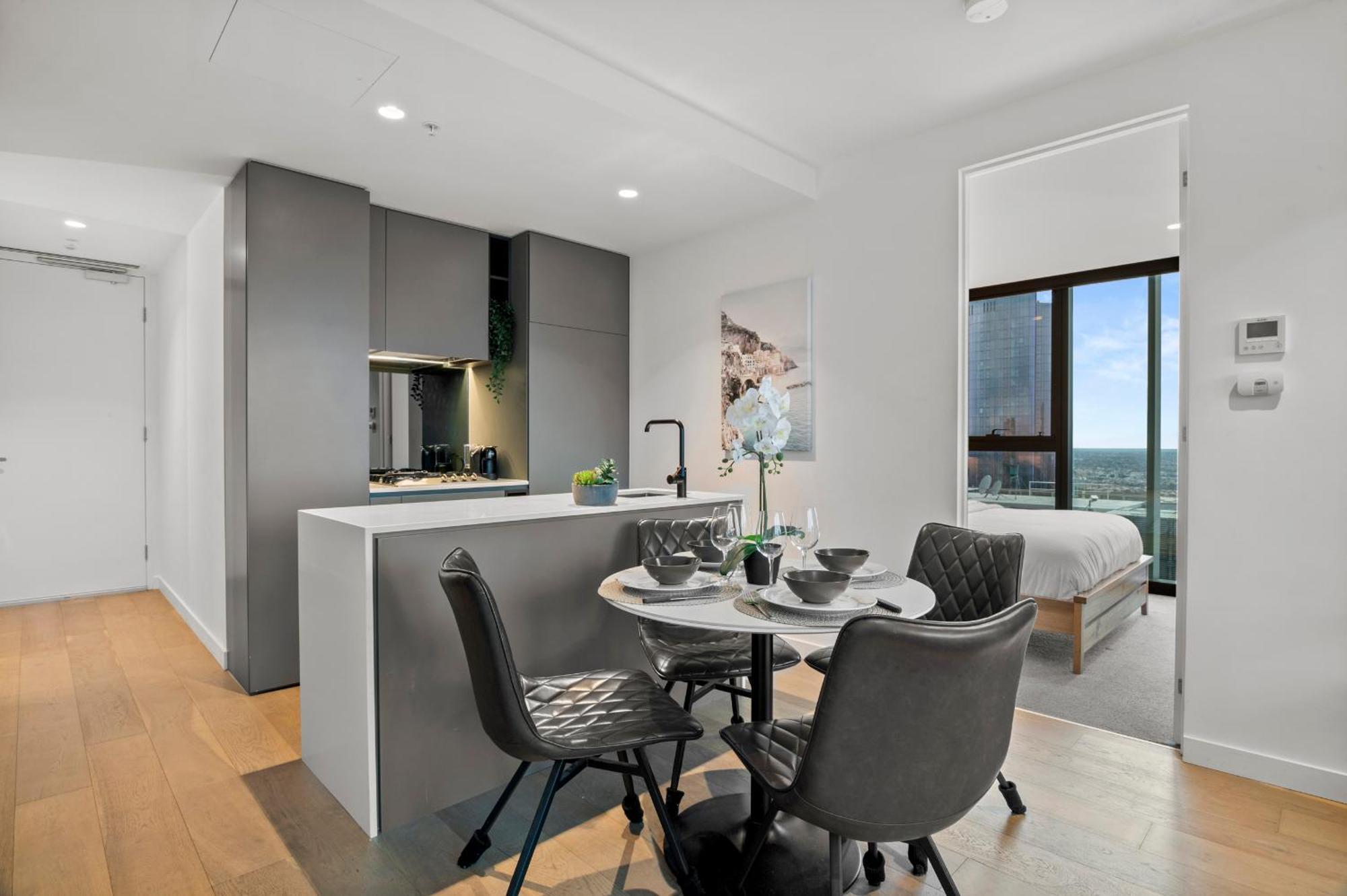 Gorgeous Views 71st Floor 3br With Pool And Gym * Melbourne