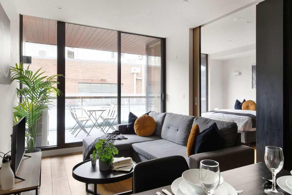 A Modern & Spacious 2br Near Uni