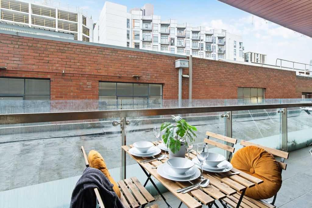 A Modern & Spacious 2br Near Uni Apartment Melbourne