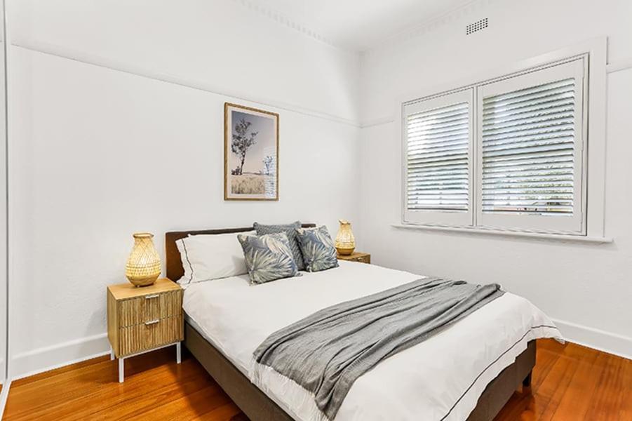 Large 3 Bed Art Deco In Camberwell *