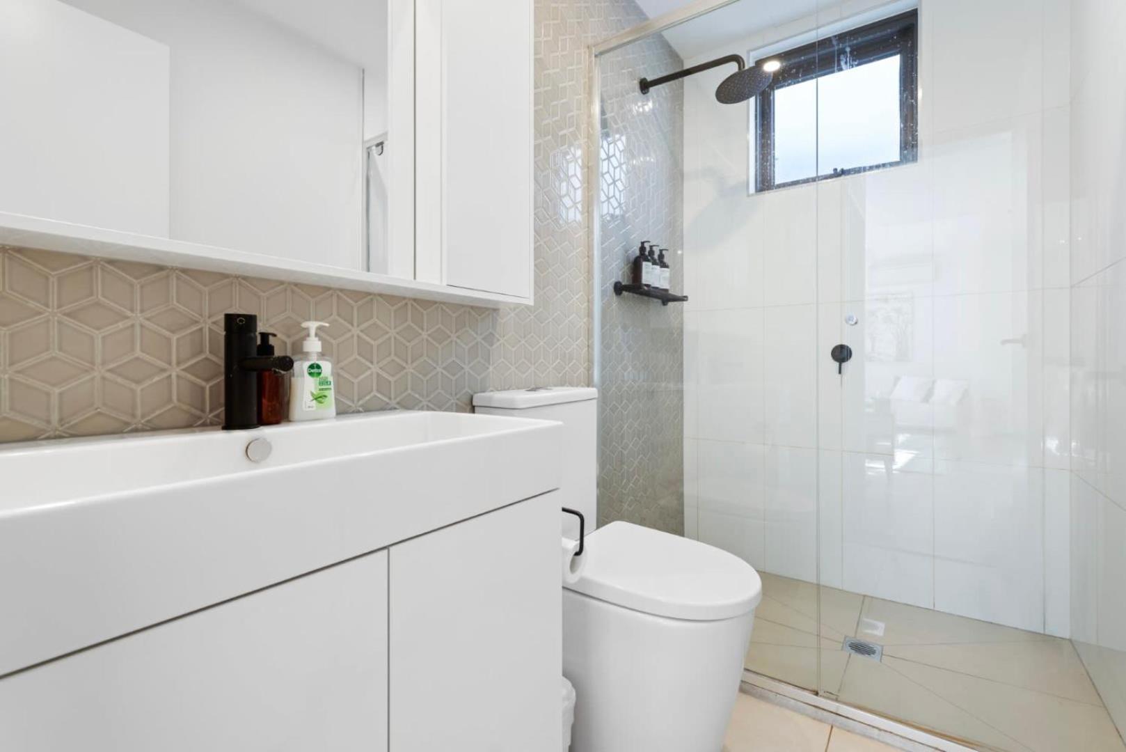 Serenity In The Heart Of Brunswick Apartment