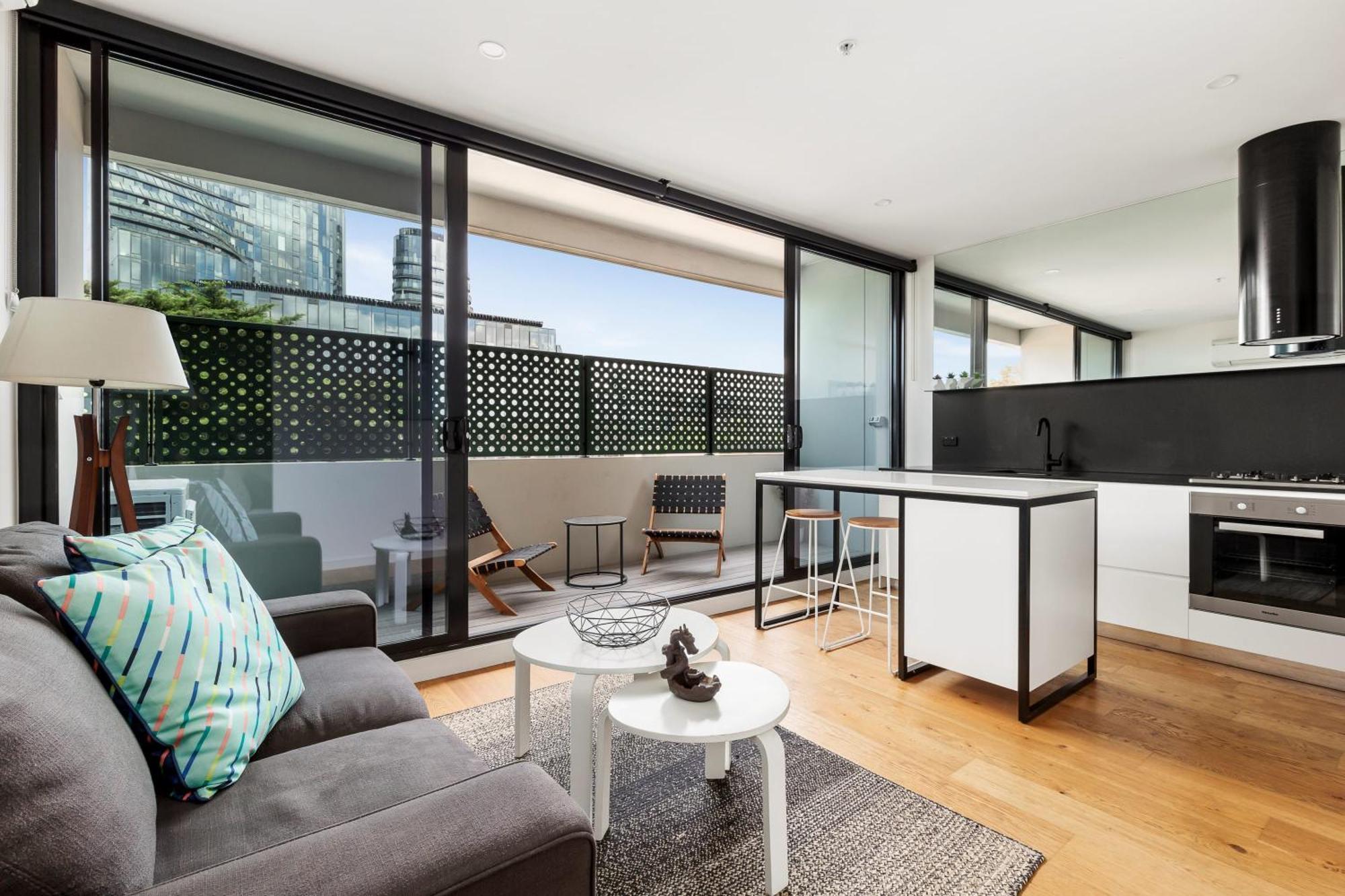 Sleek And Modern In Charming Location Apartment *