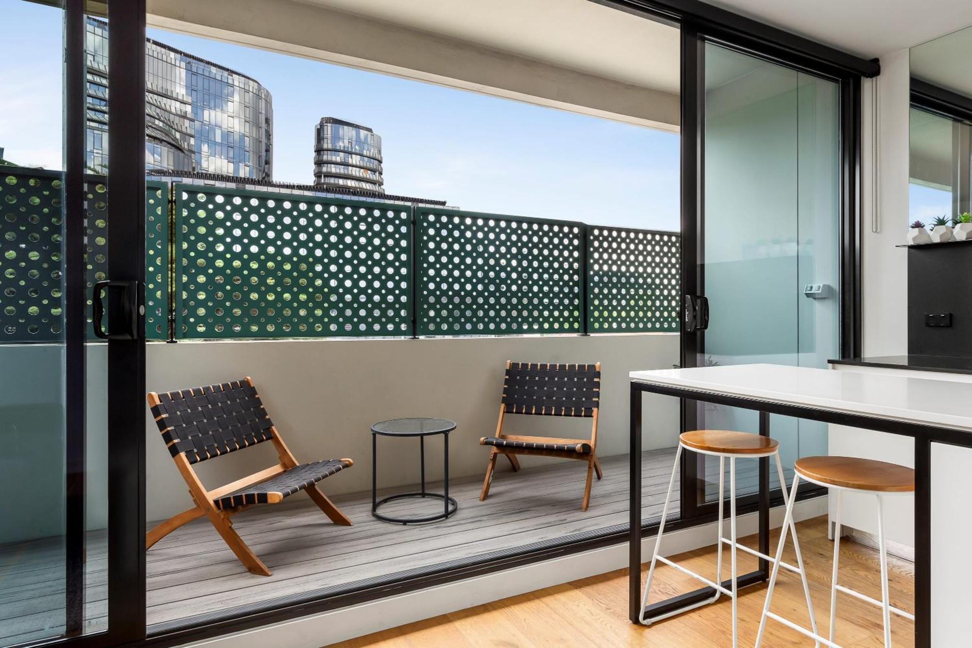 Sleek And Modern In Charming Location Apartment *