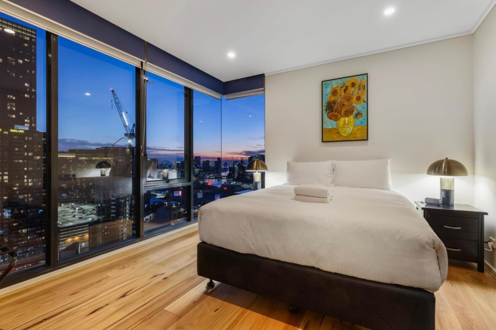Exceptional In Southbank With 2 Car Parks Apartment