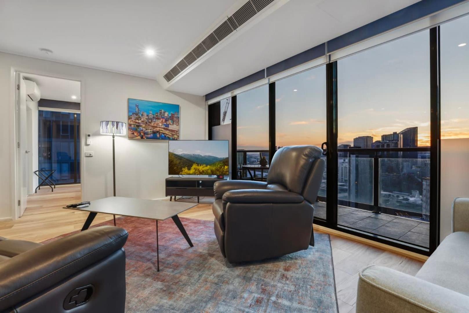 Exceptional In Southbank With 2 Car Parks *