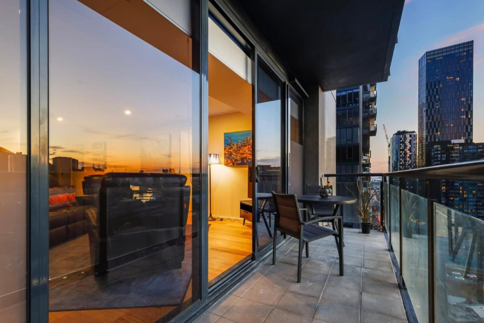 Exceptional In Southbank With 2 Car Parks Apartment