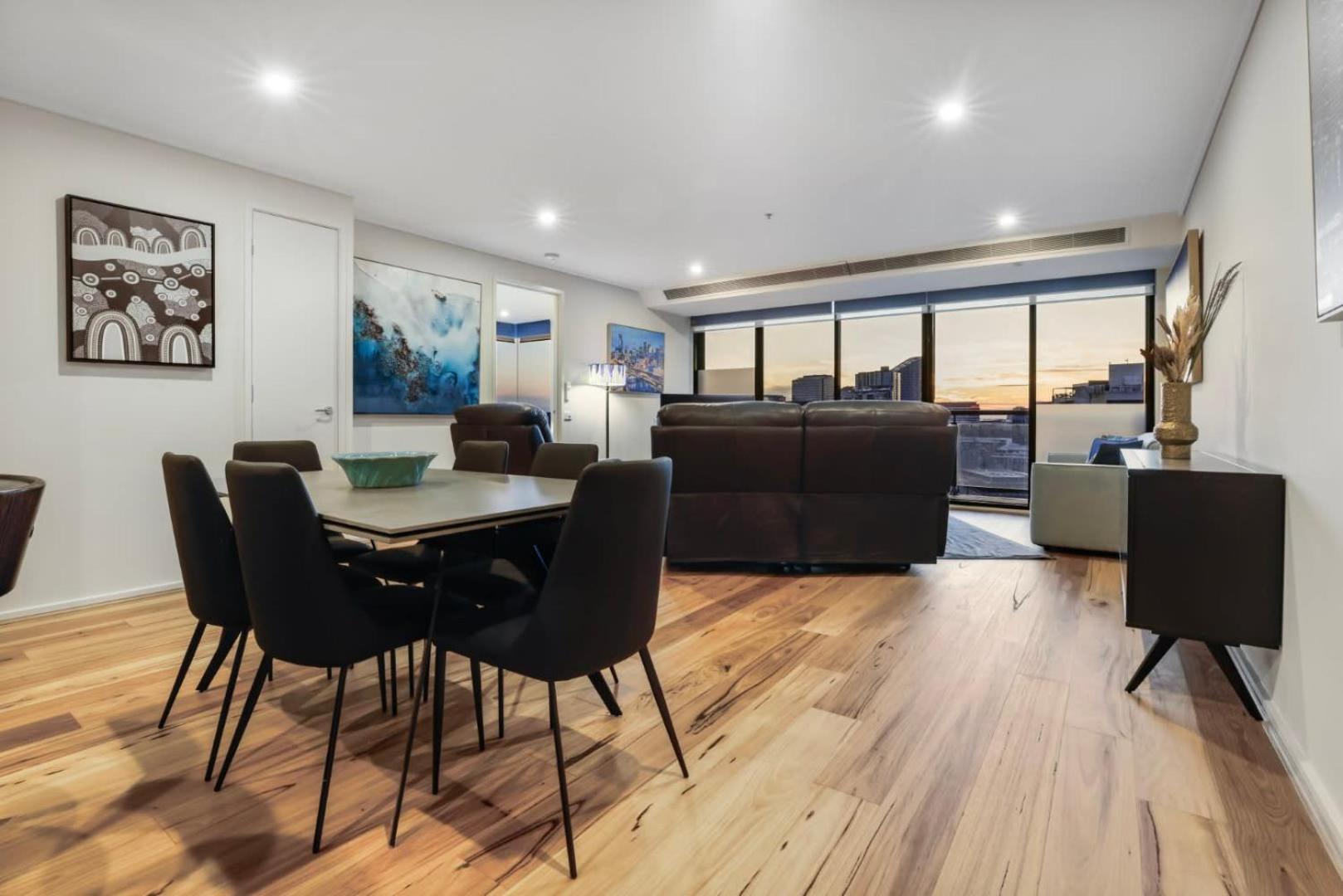 Exceptional In Southbank With 2 Car Parks Apartment *