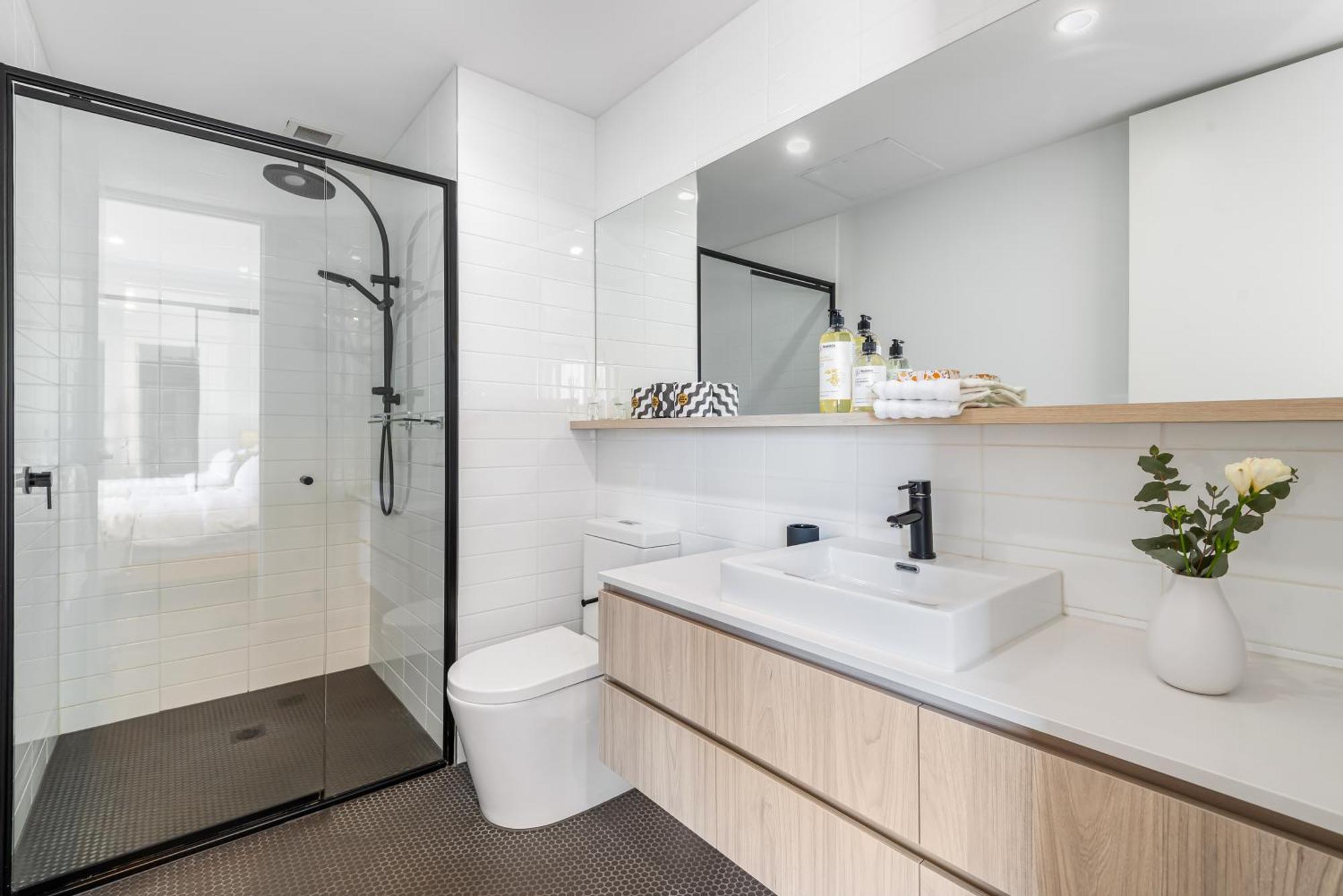 Park Life! Elegant & Sun-filled 2 Bed 2 Bath In Caulfield North *