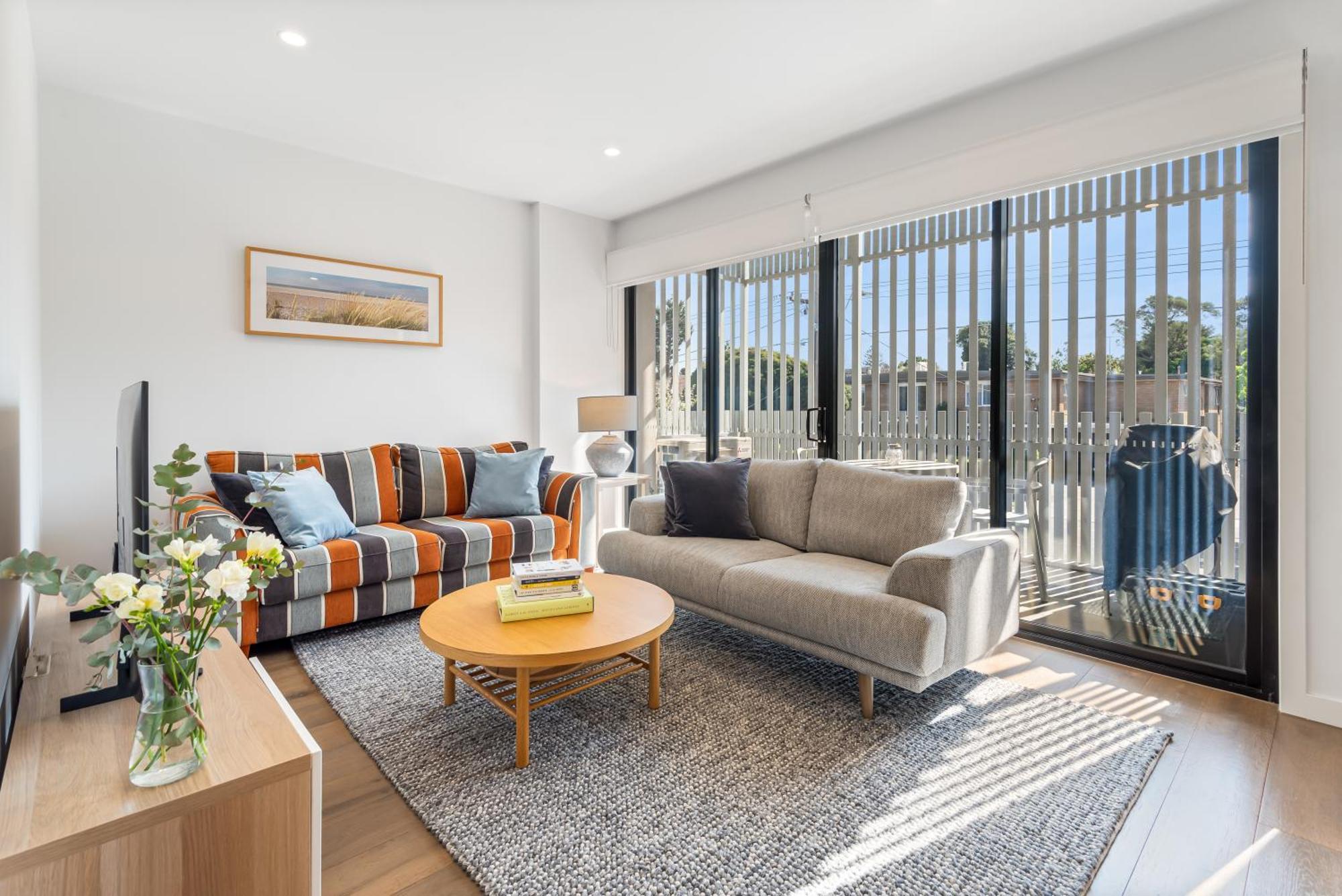 Apartment Park Life! Elegant & Sun-filled 2 Bed 2 Bath In Caulfield North