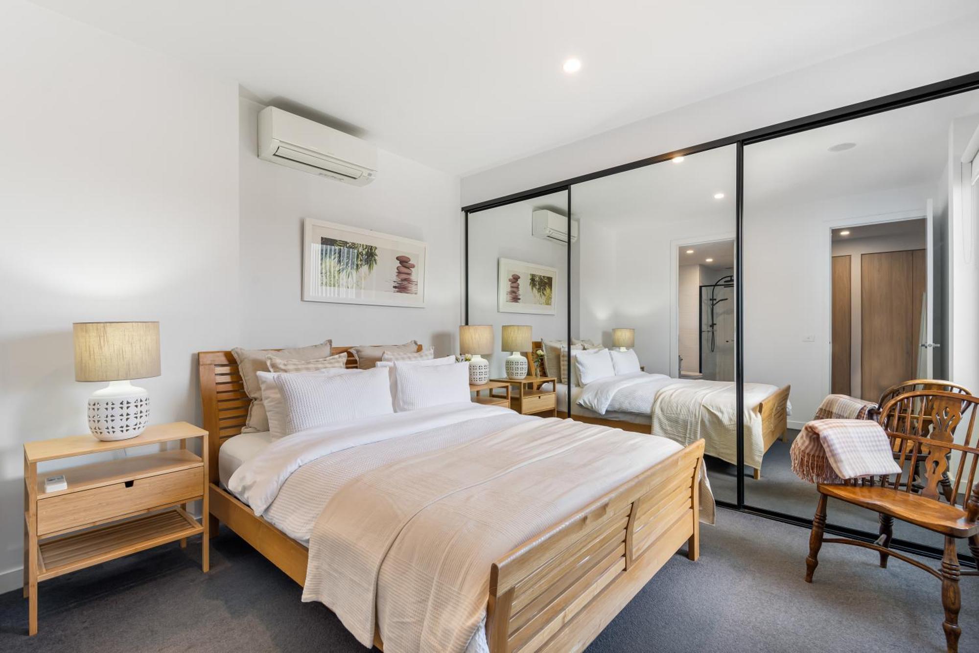 Park Life! Elegant & Sun-filled 2 Bed 2 Bath In Caulfield North Apartment *