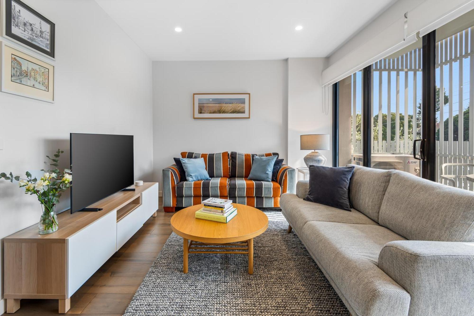 Apartment Park Life! Elegant & Sun-filled 2 Bed 2 Bath In Caulfield North *