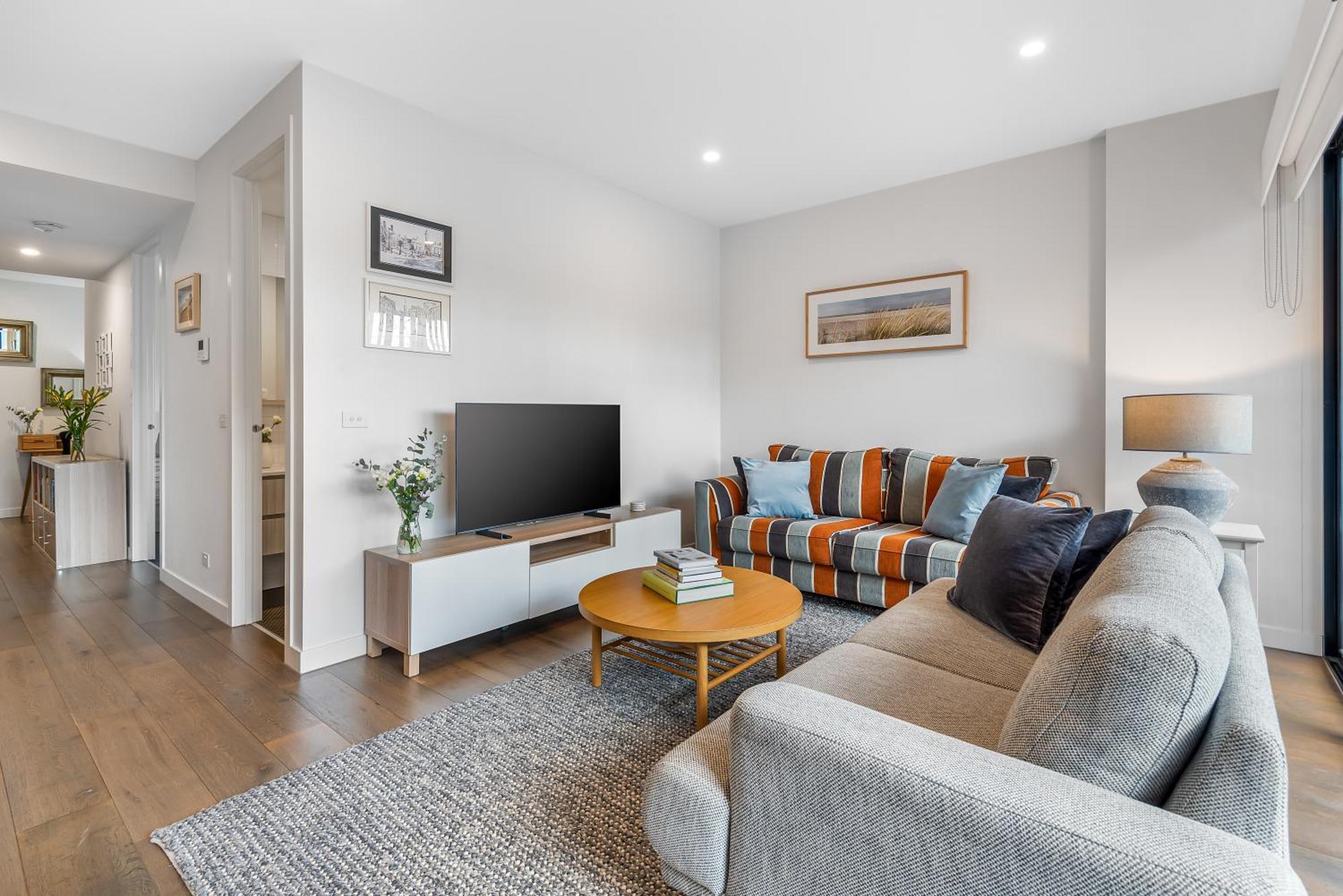 Apartment Park Life! Elegant & Sun-filled 2 Bed 2 Bath In Caulfield North Melbourne