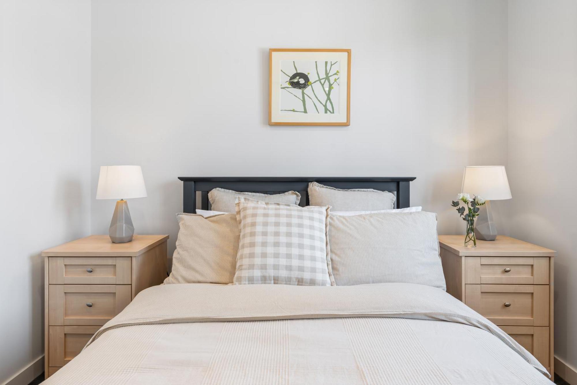 Apartment Park Life! Elegant & Sun-filled 2 Bed 2 Bath In Caulfield North