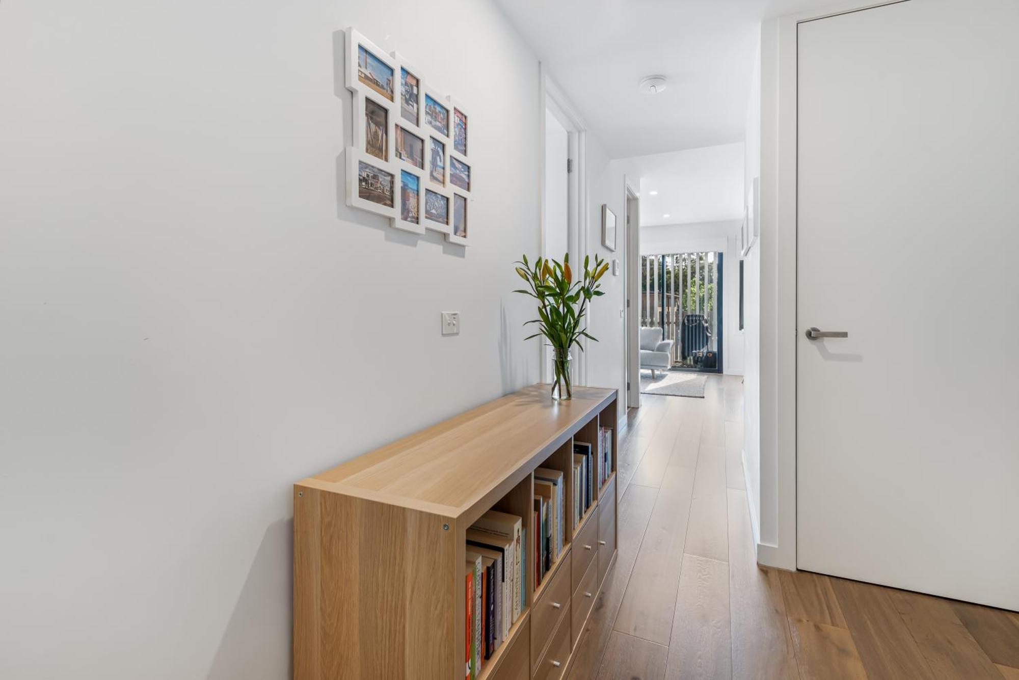 Apartment Park Life! Elegant & Sun-filled 2 Bed 2 Bath In Caulfield North Melbourne