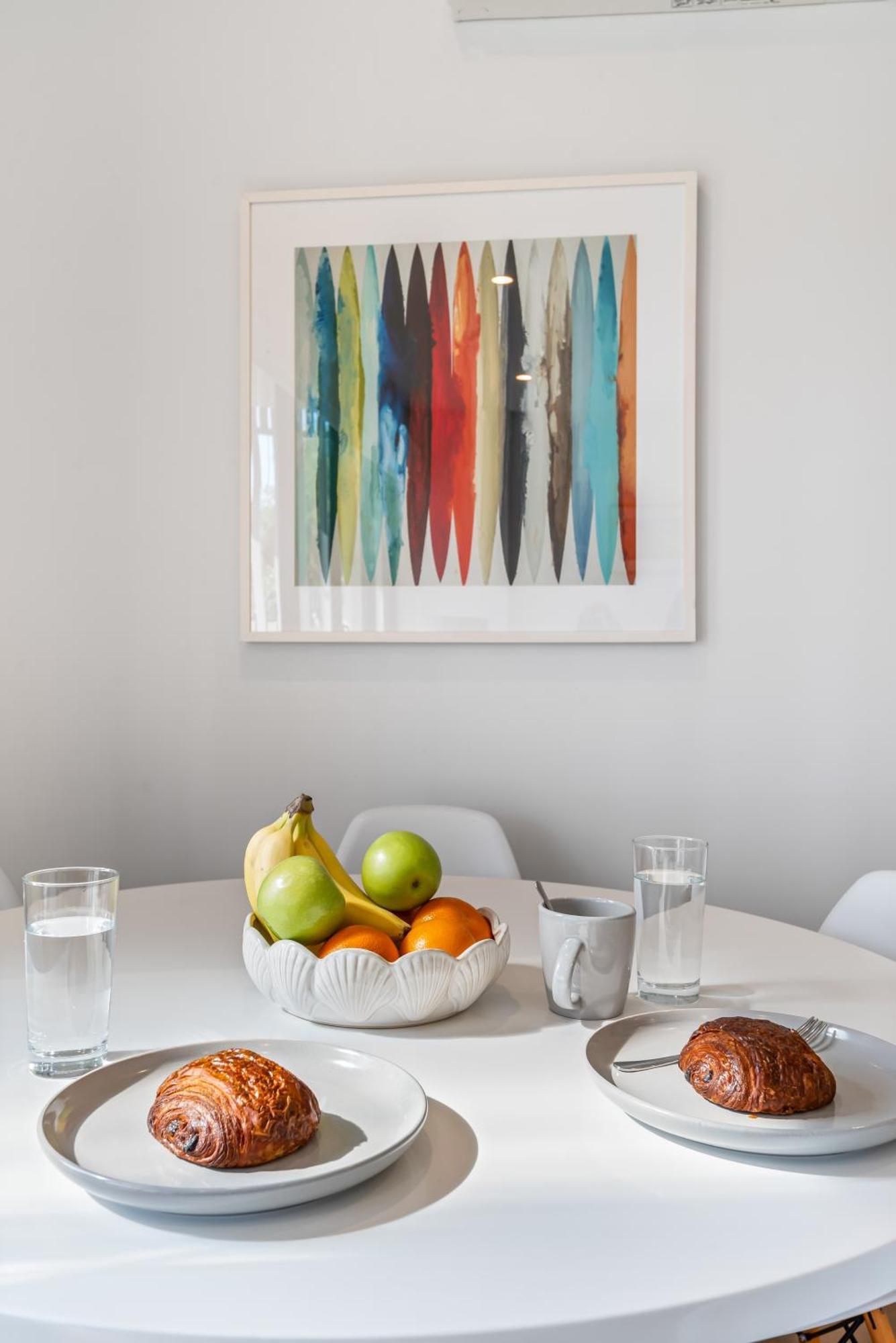 Apartment Park Life! Elegant & Sun-filled 2 Bed 2 Bath In Caulfield North *