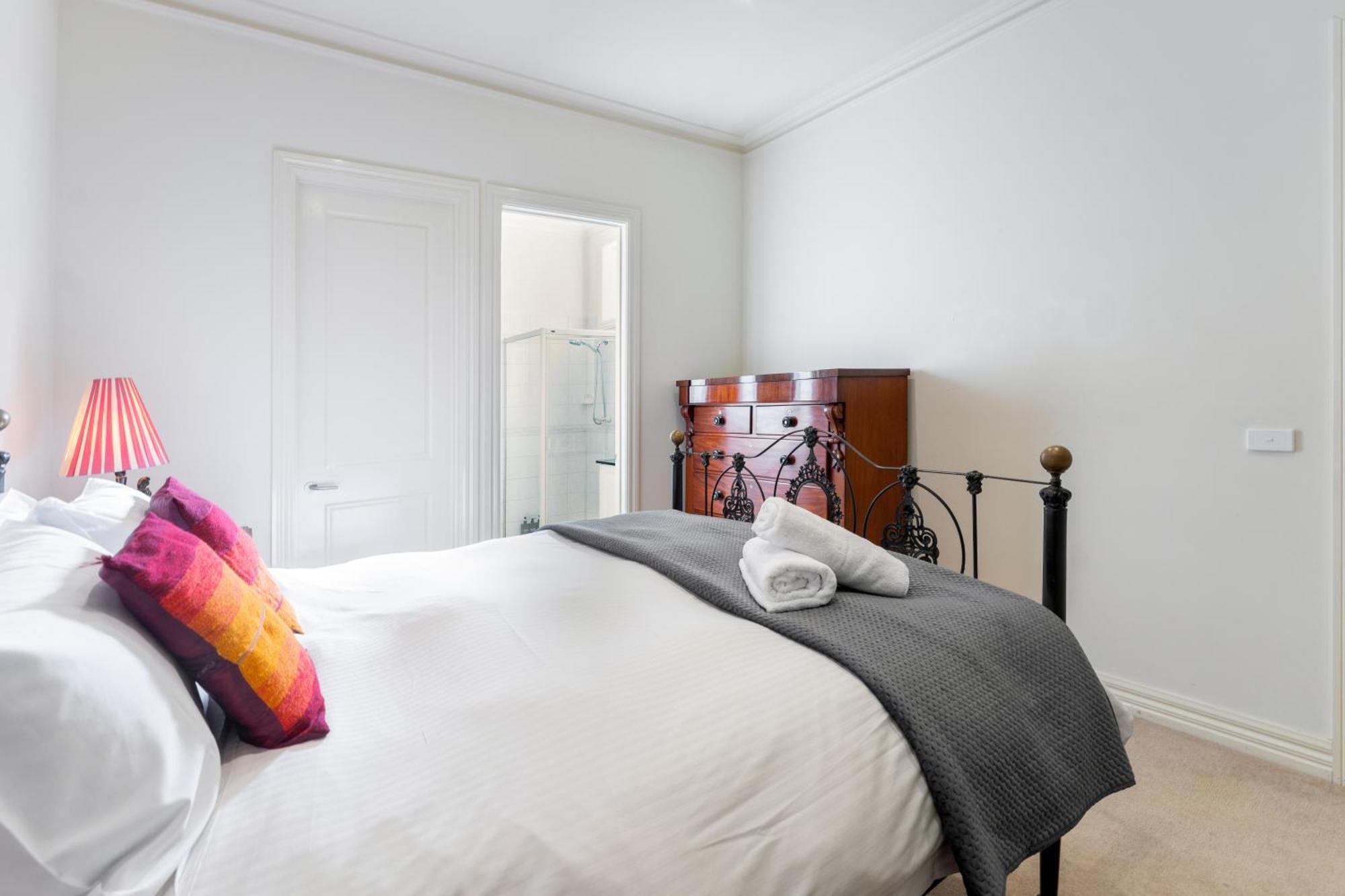 Brighton Chic Pet Friendly Near & Train