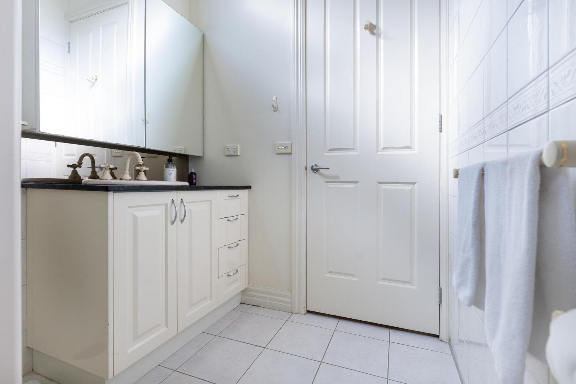 Brighton Chic Pet Friendly Near & Train Melbourne