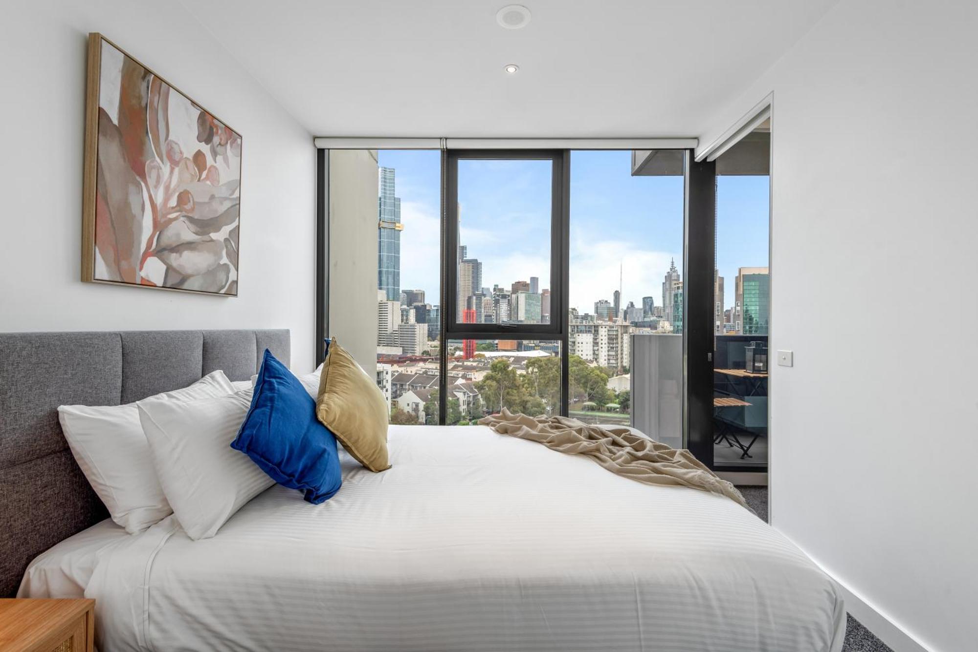 Complete Host Guilfoyle * Melbourne