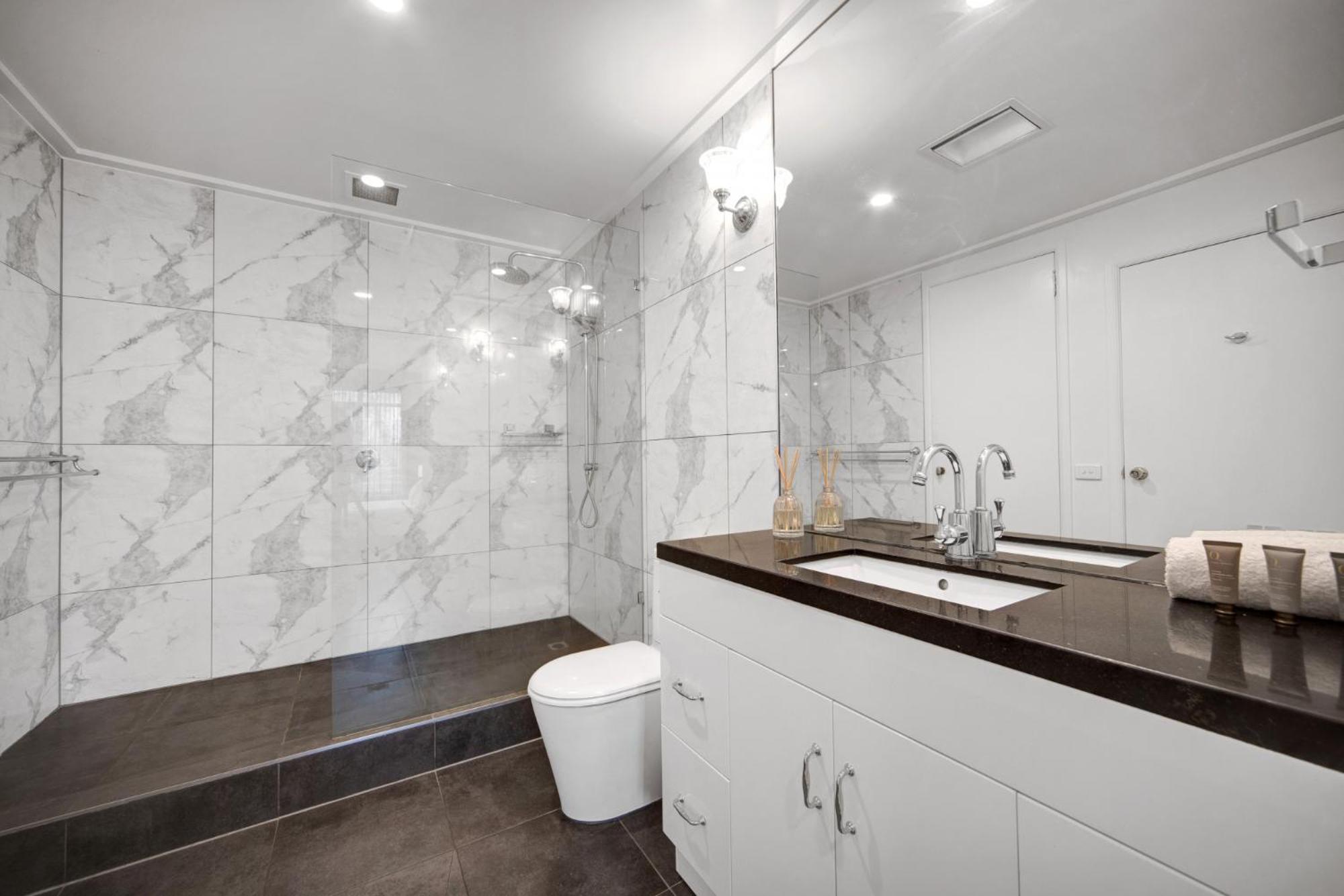 Classy Beachside Unit With Parking And Gym