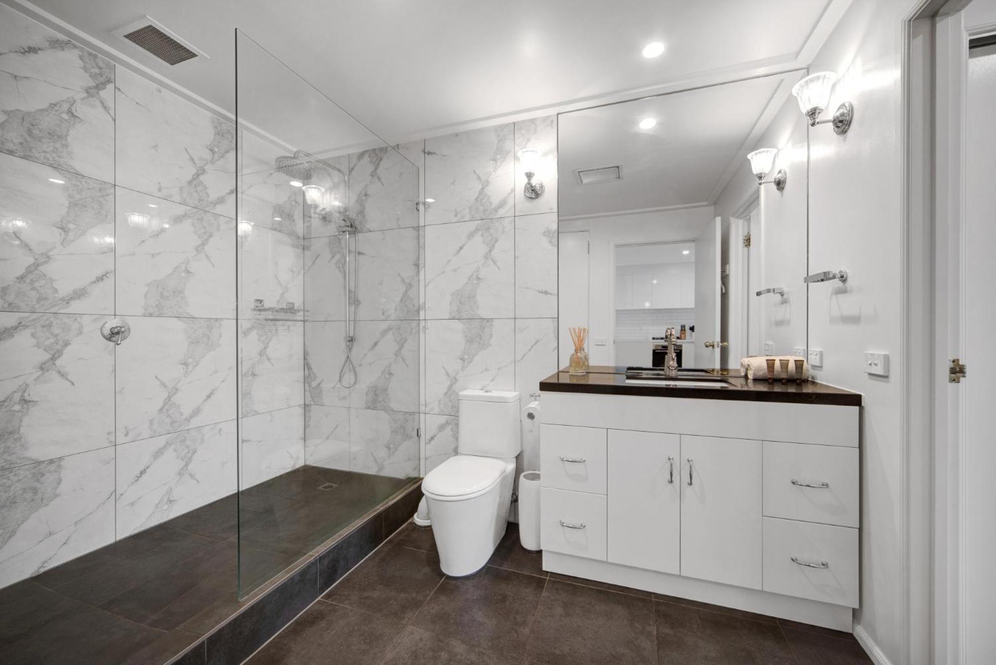 Classy Beachside Unit With Parking And Gym * Melbourne