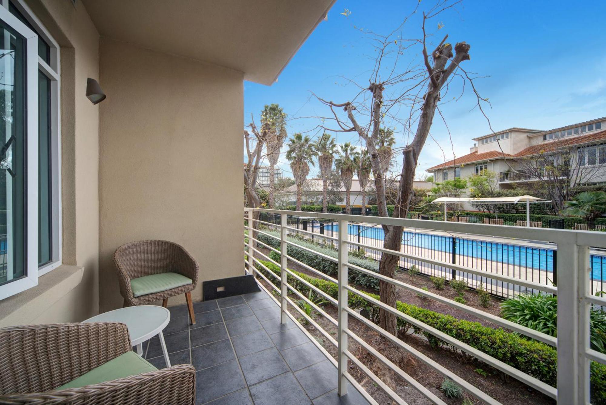 Apartment Classy Beachside Unit With Parking And Gym