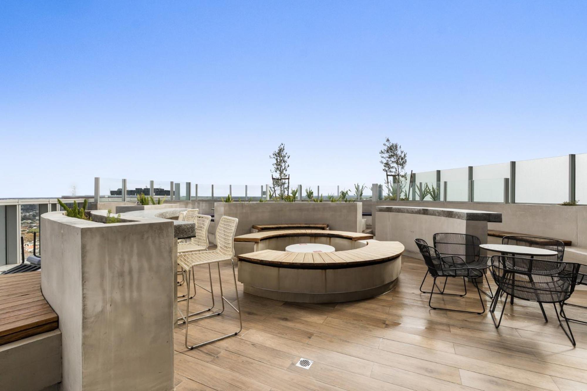 Chic 1-bed With Parking, Gym, Pool & Views Apartment