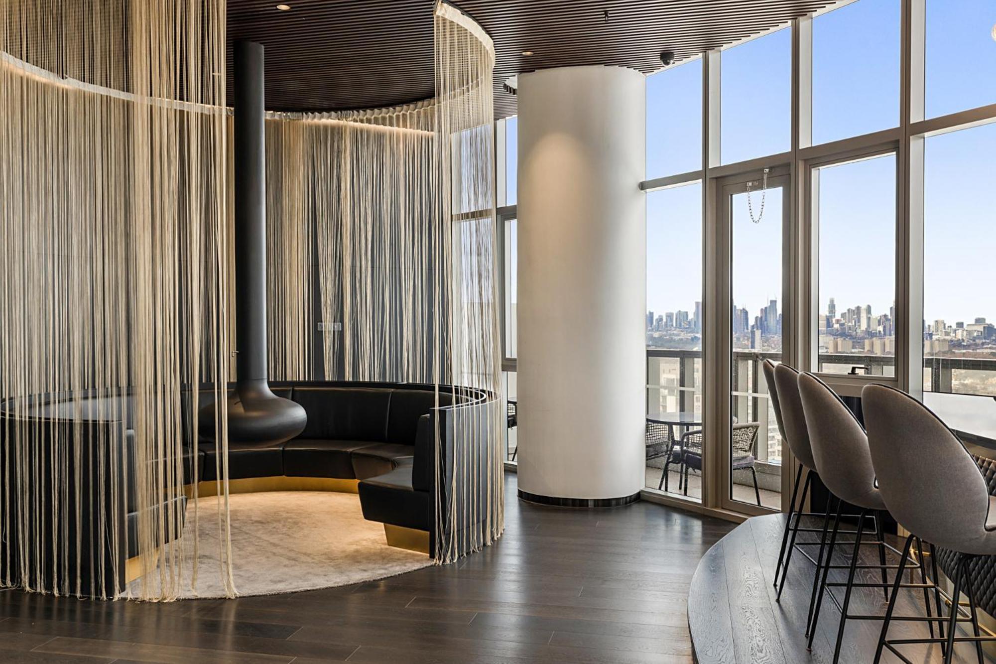Chic 1-bed With Parking, Gym, Pool & Views *
