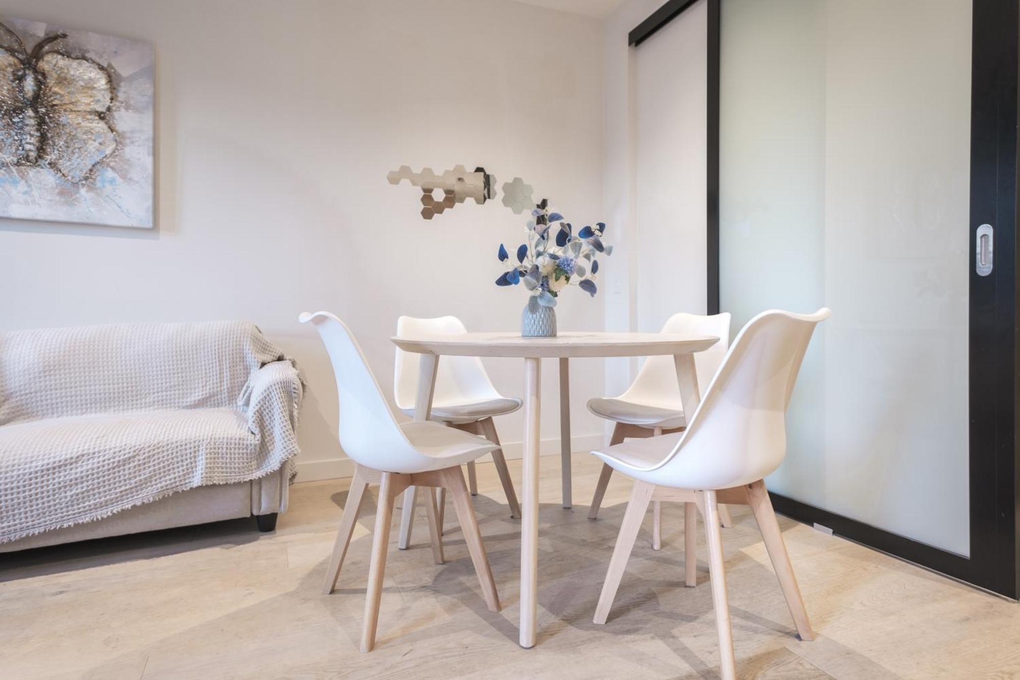 Apartment 1br1ba With Balcony *