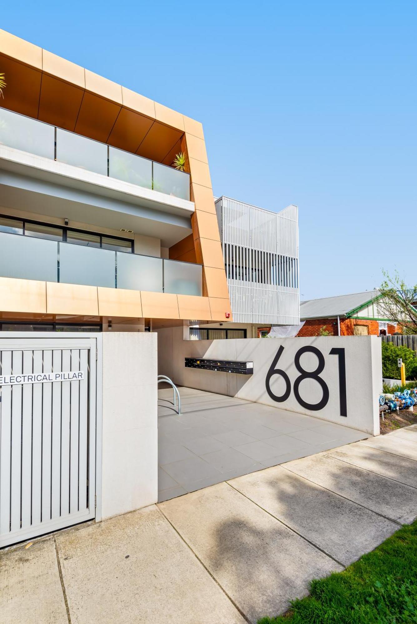 Park Life! Elegant & Sun-filled 2 Bed 2 Bath In Caulfield North Melbourne