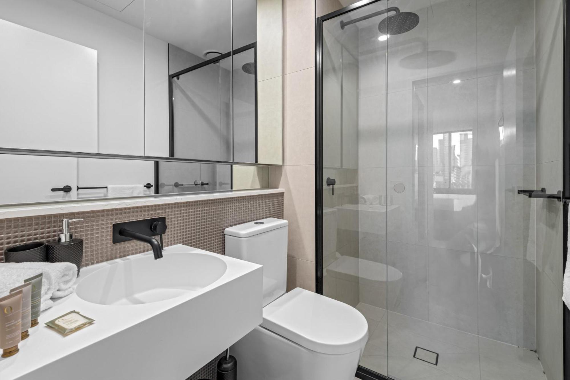 High-rise Inner-city 2-bed With Sauna, Gym & Apartment *