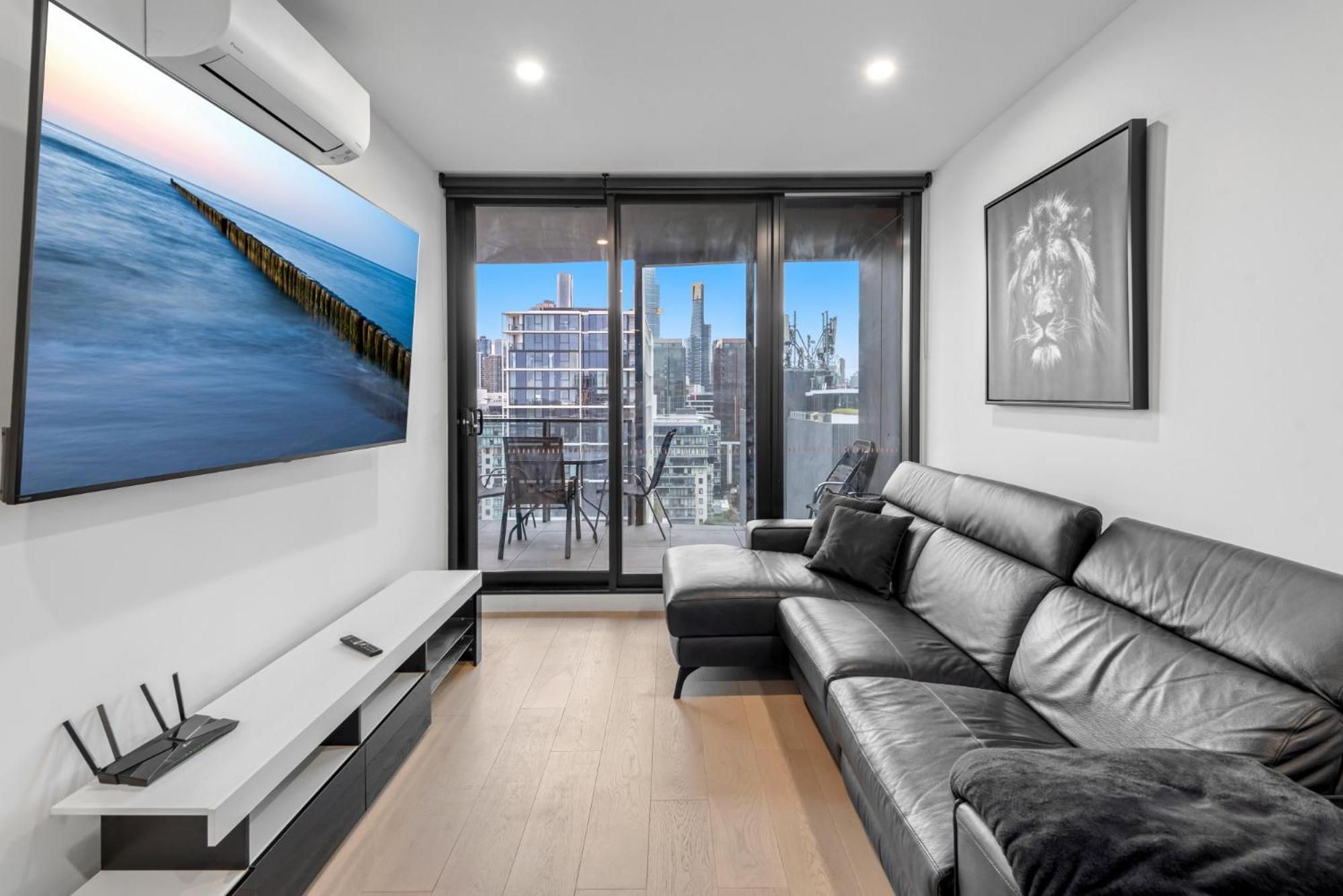 High-rise Inner-city 2-bed With Sauna, Gym & Apartment *