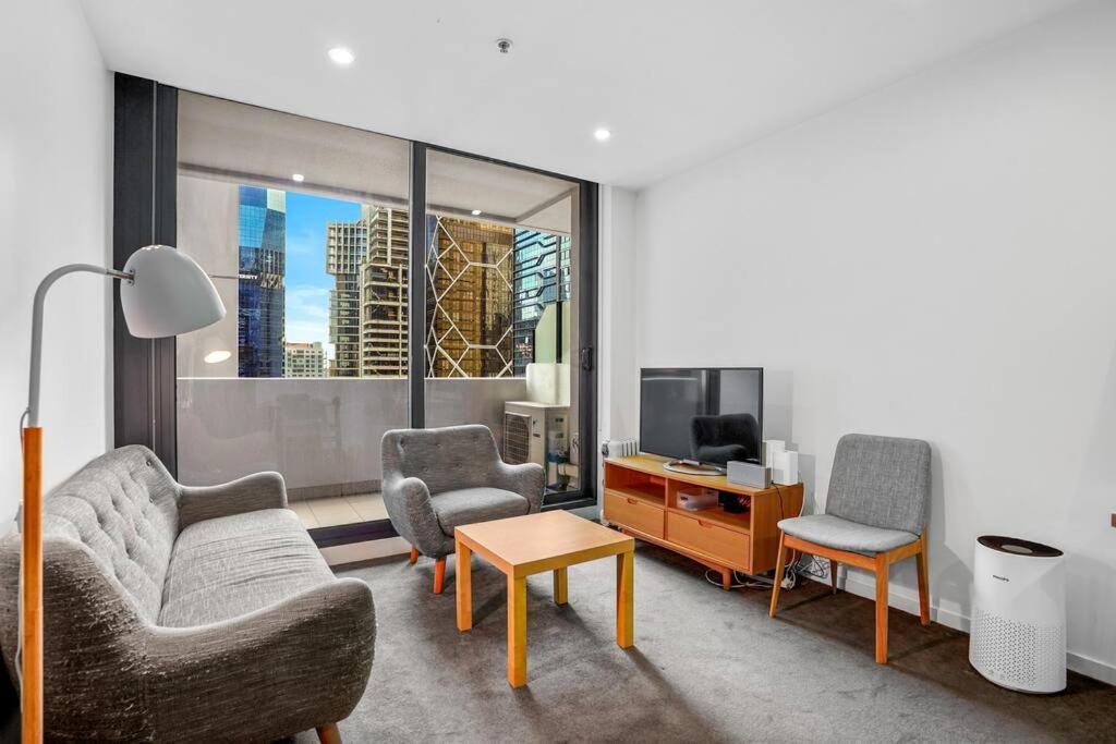 Impeccable Location! In Cbd Next Melb 2b2b