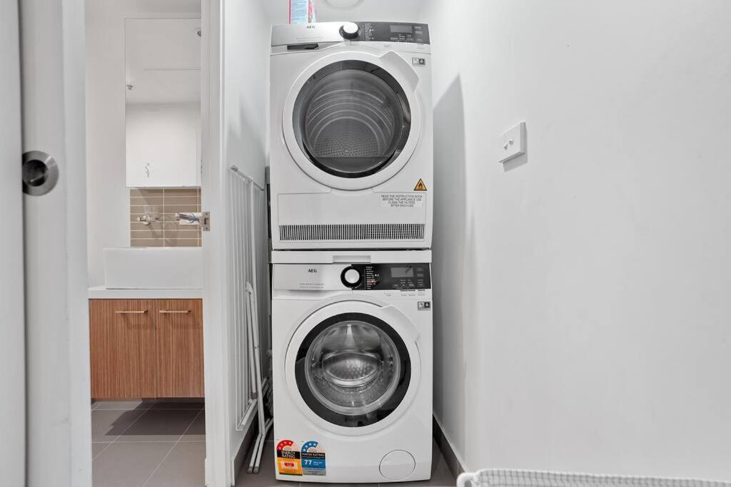 Impeccable Location! In Cbd Next Melb 2b2b Apartment