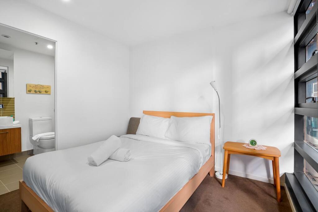 Impeccable Location! In Cbd Next Melb 2b2b *