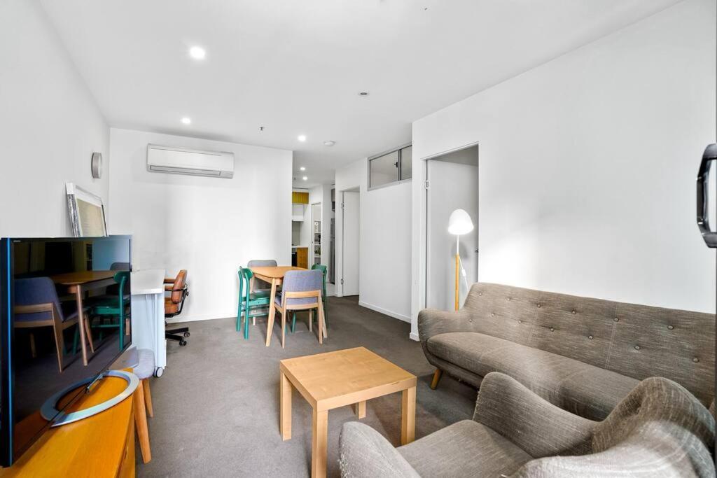 Apartment Impeccable Location! In Cbd Next Melb 2b2b *